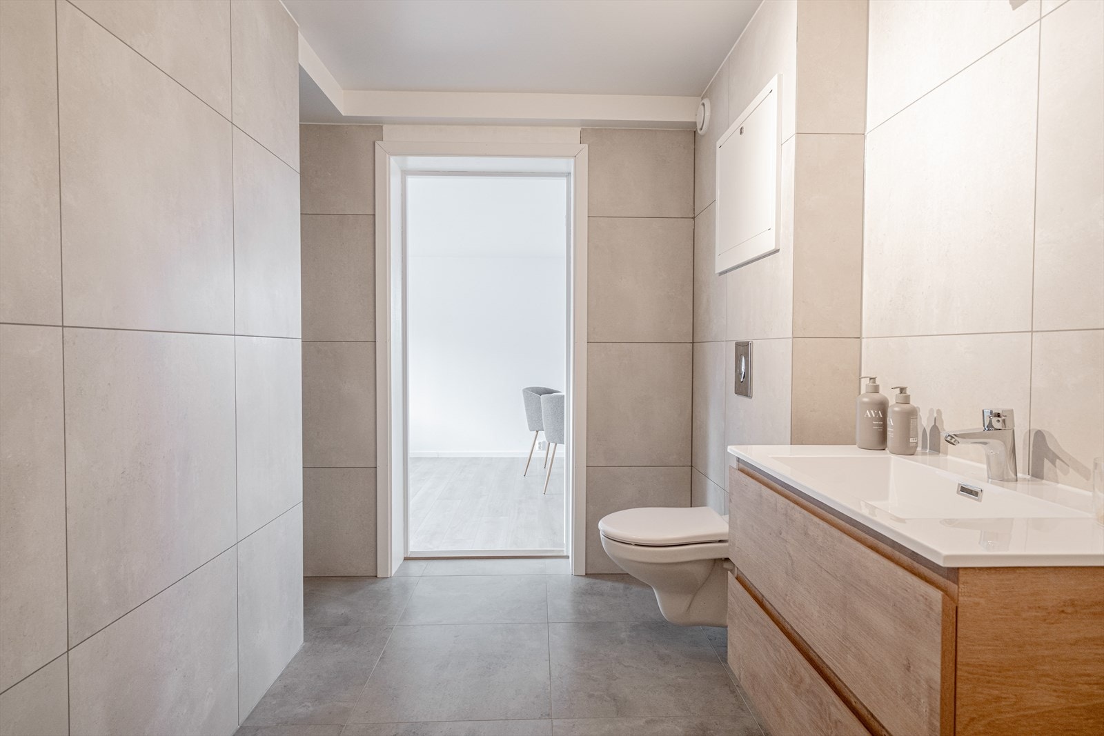 Rommet har behagelig gulvvarme og er utstyrt med opplegg for vaskemaskin, veggmontert wc og servantskap og rørfordelingsskap. Galleribilde