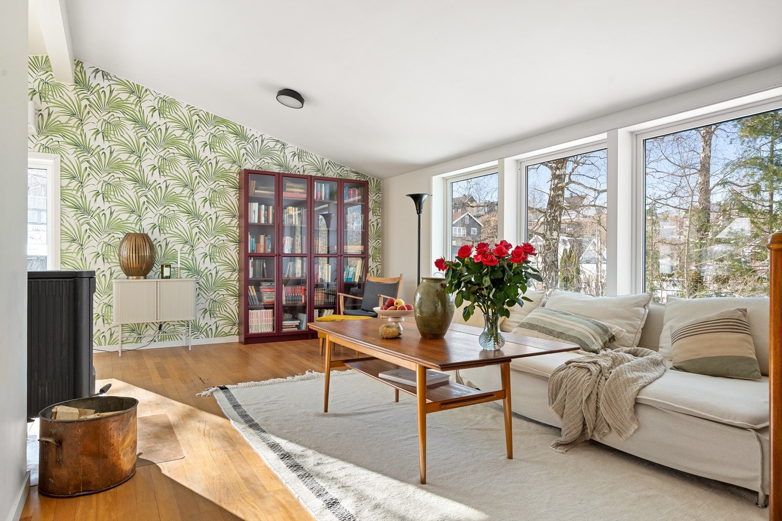 De store vindusflatene slipper inn rikelig med naturlig lys Galleribilde