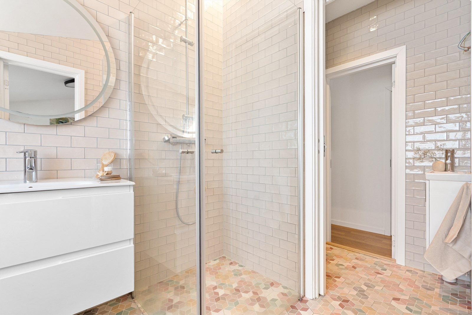 Både badet og toalettrommet har elektrisk gulvvarme for økt komfort Galleribilde