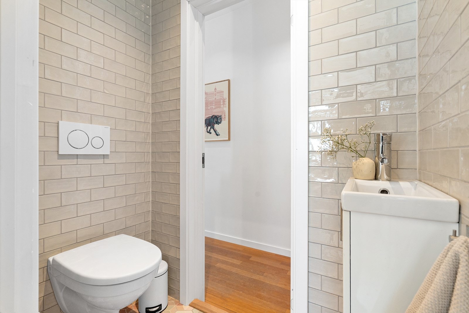 Toalettrommet er adskilt med en plassbesparende skyvedør og har direkte tilgang til gangen Galleribilde