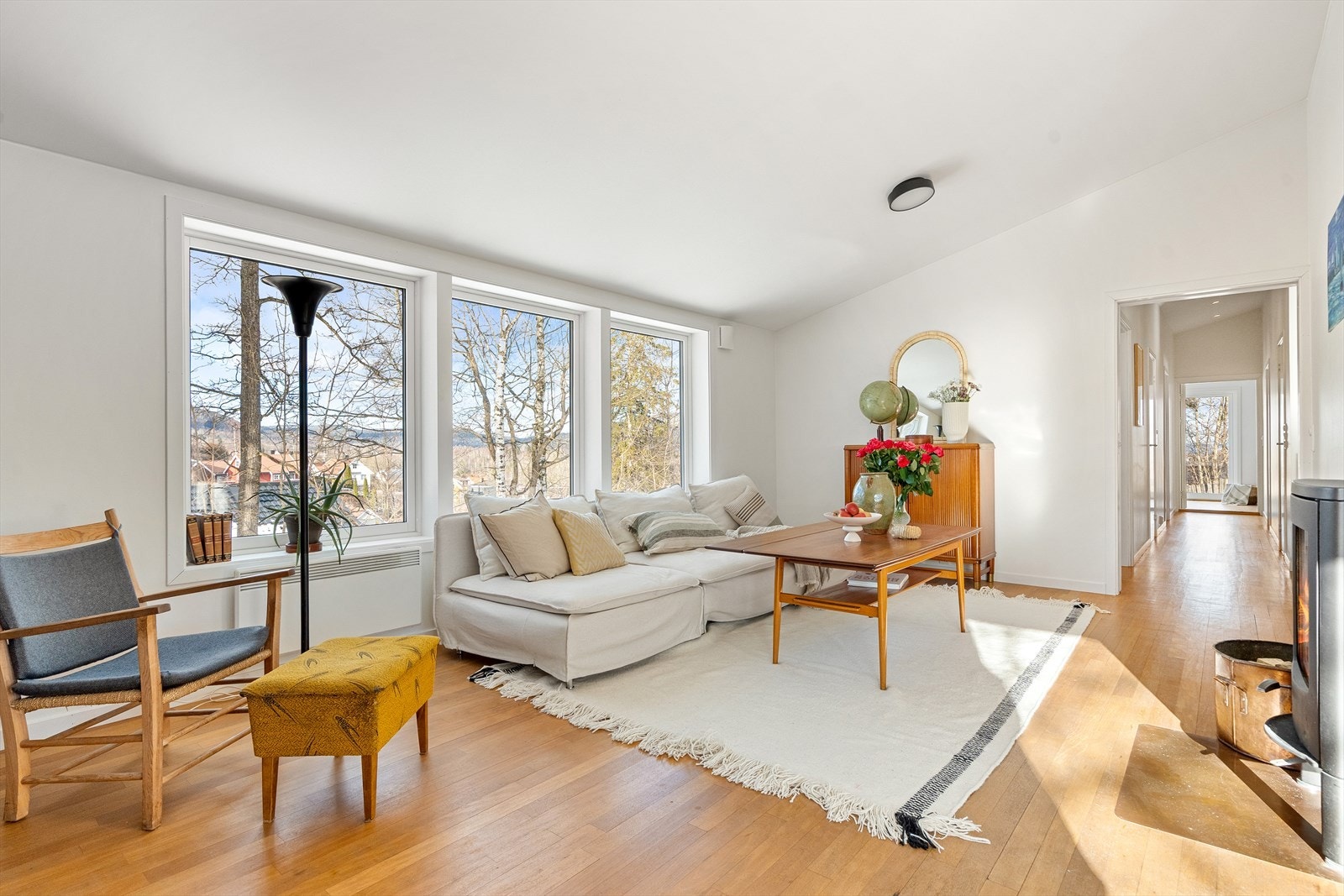 Den lyse og innbydende stuen byr på romslig plass til en større sofa samt annet møblement etter ønske Galleribilde