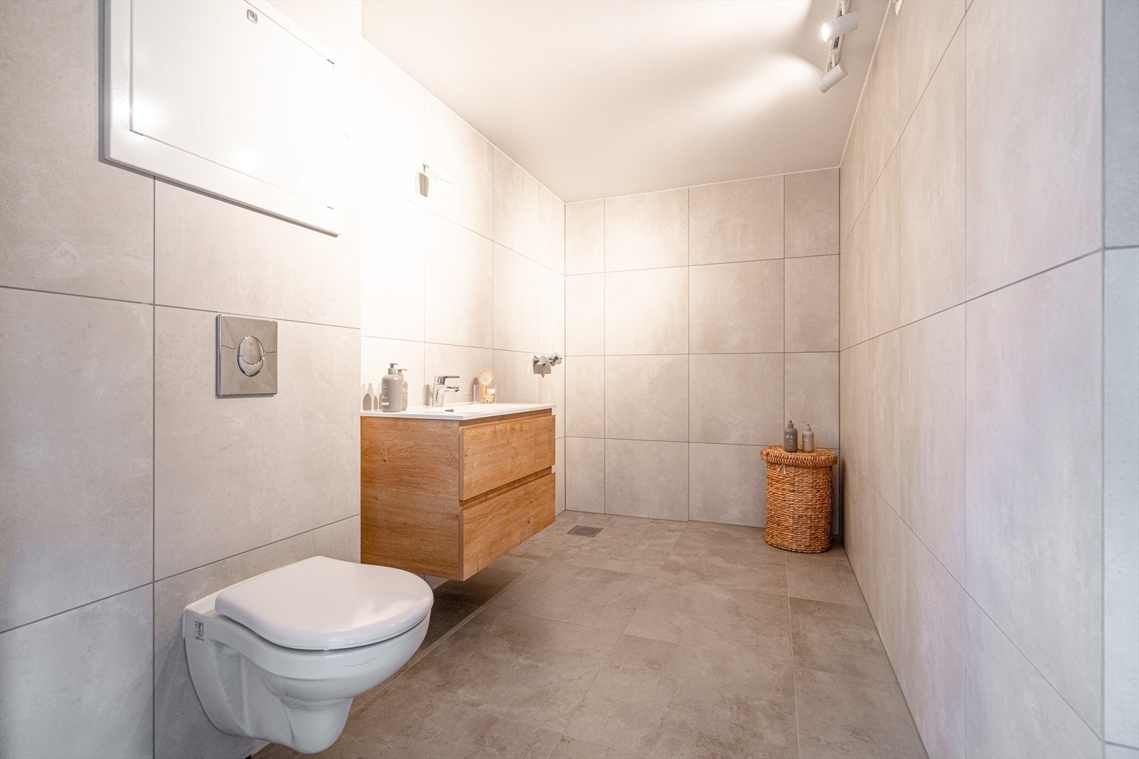 Moderne og romslig bad med store pene fliser. Galleribilde