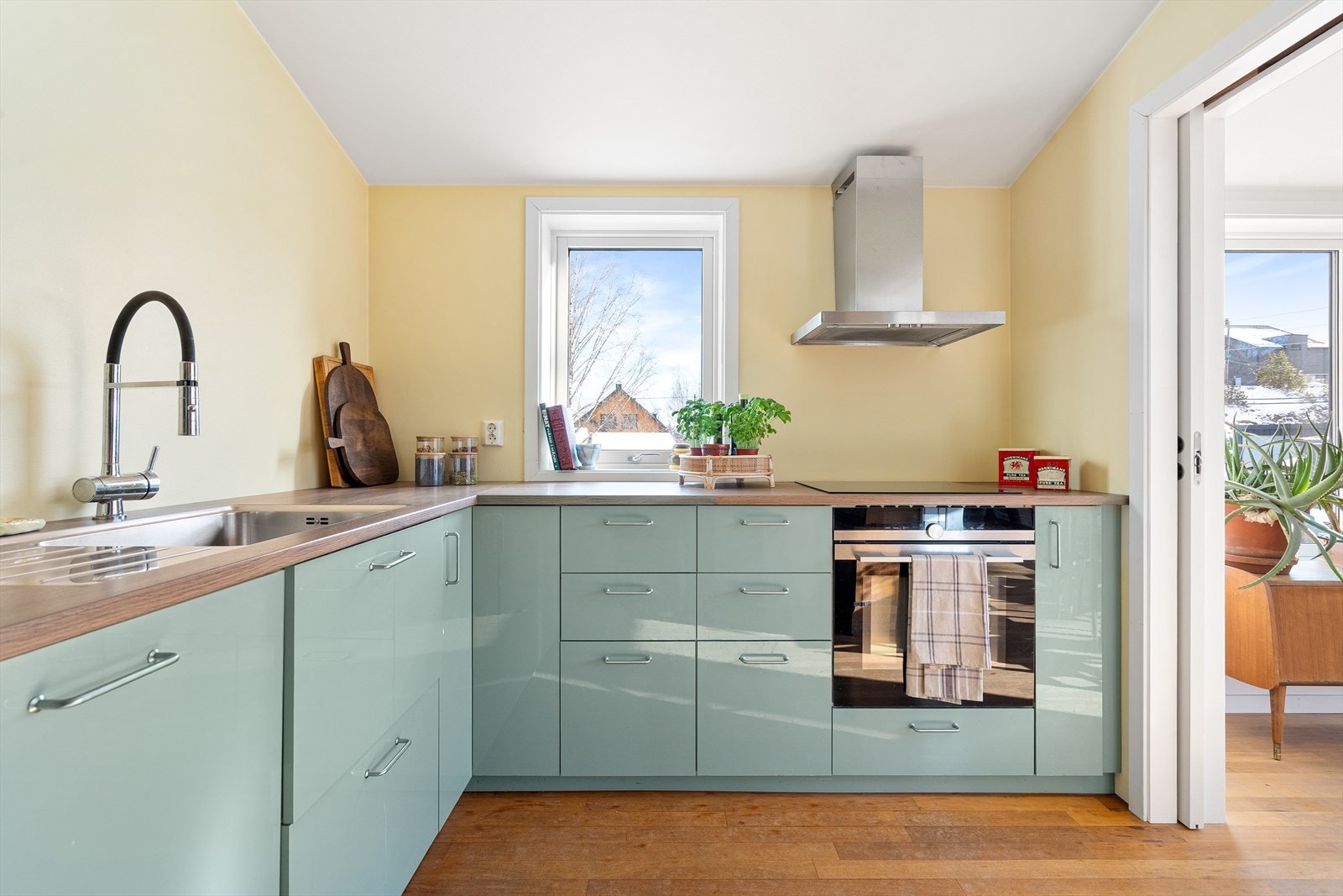 Den slitesterke laminatbenkeplaten gir en praktisk arbeidsflate, mens den mekaniske avtrekksviften over stekesonen sørger for god ventilasjon Galleribilde