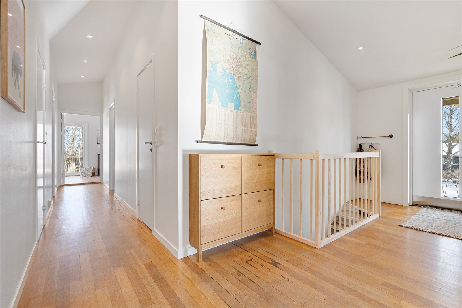 Boligen har en svært barnevennlig planløsning med fire soverom i og bad på samme plan. Alle rommene har god tilknytning til hverandre via felles gang. Alle soverom har god plass til seng og garderobeskap Galleribilde