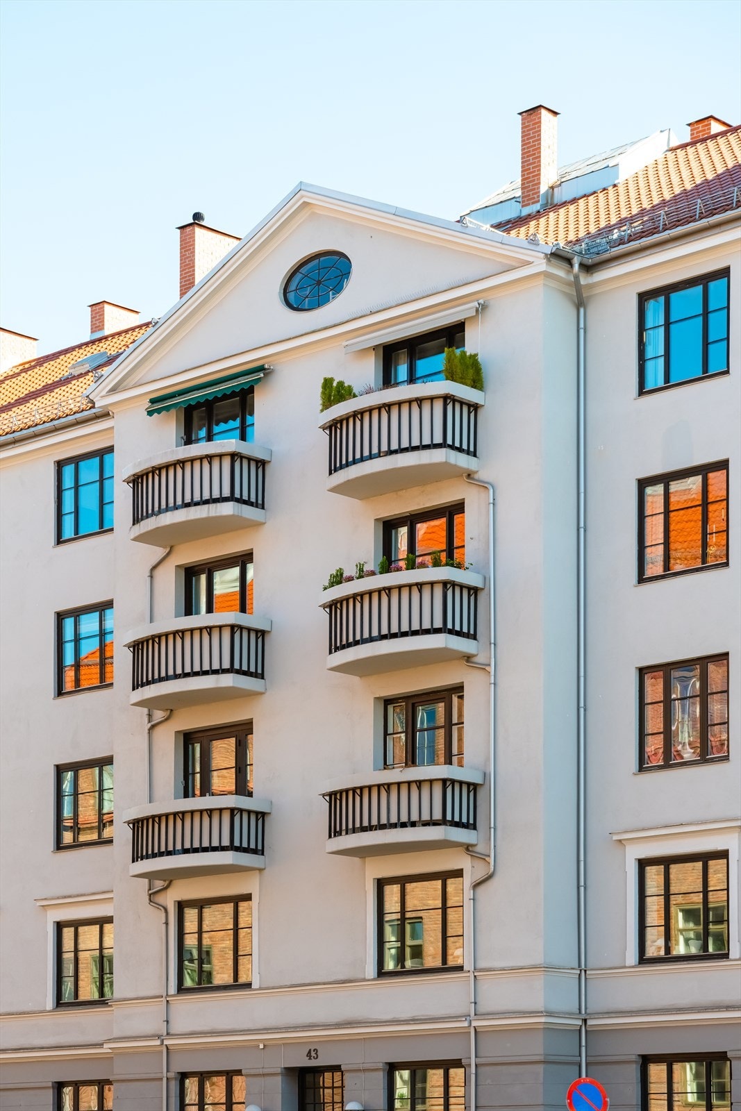 Fasaden mot Frederik Stangs gate. Leiligheten ligger flott til i byggets 4. etasje fra gateplan. Galleribilde