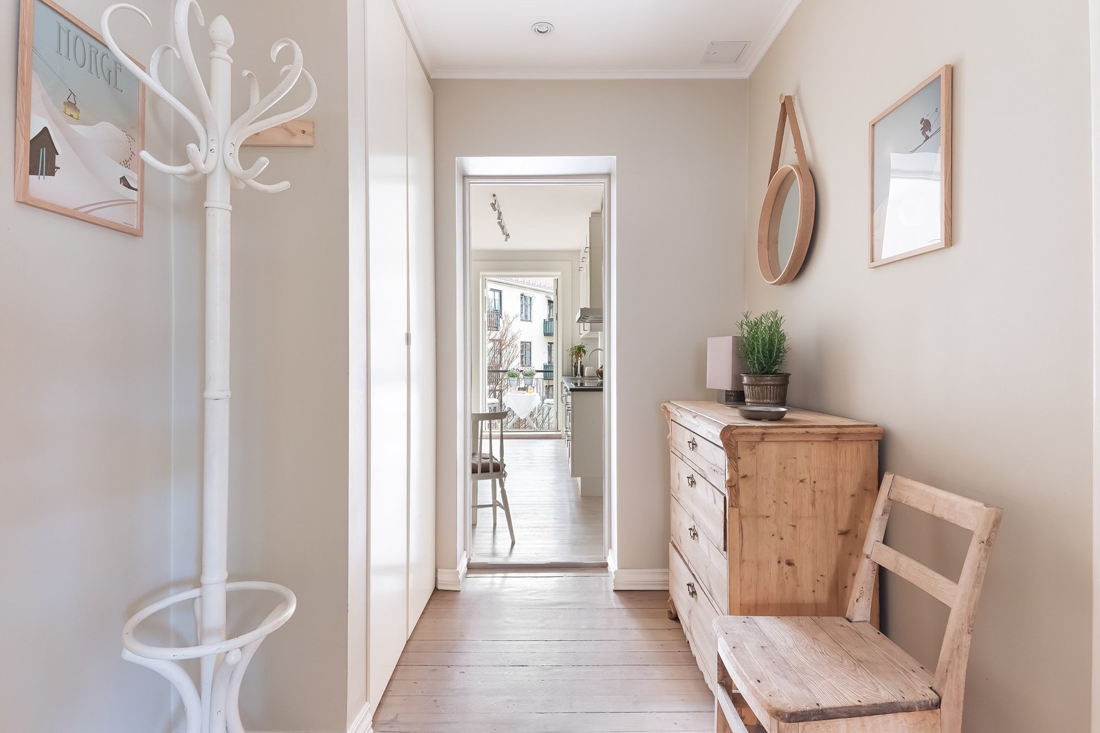 Innbydende entré med downlights og plass for oppheng av yttertøy i plassbygget garderobe. Galleribilde