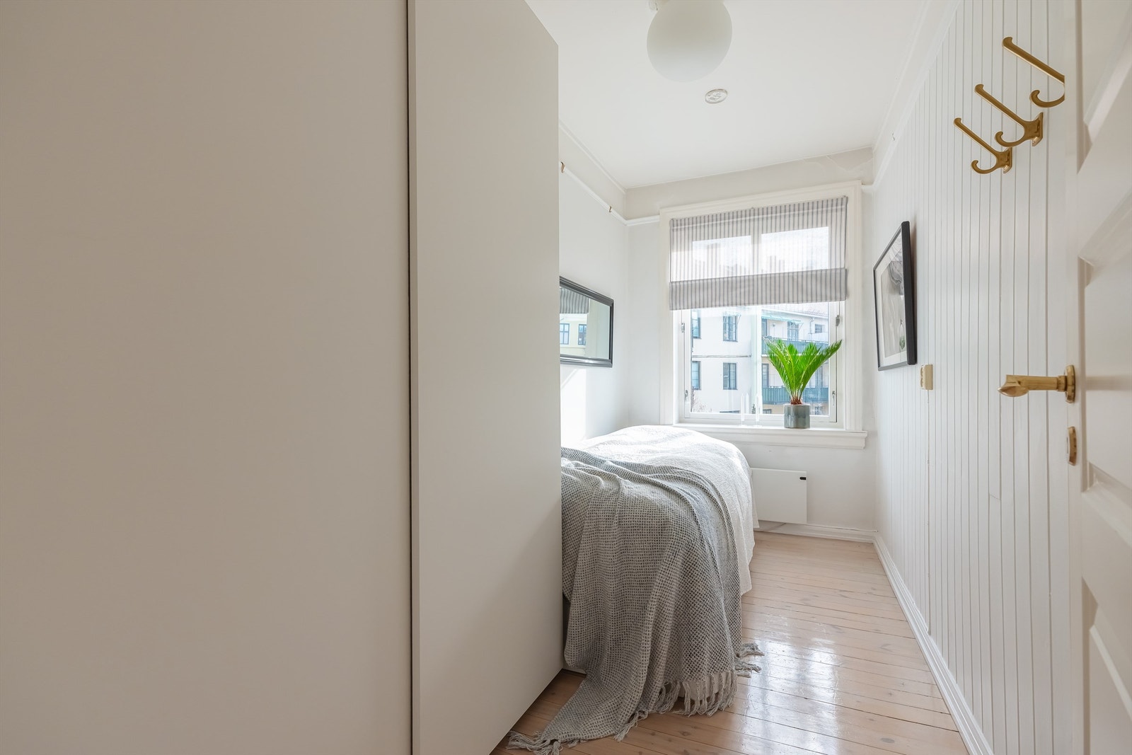 Også dette rommet har rikelig med garderobeplass i medfølgende skyvedørsgarderobe. Galleribilde