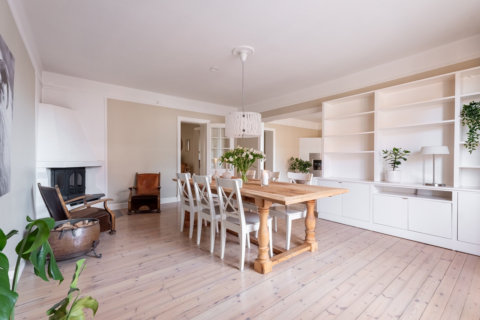 Hyggelig spisestue med peis og plass til spisebord og sosiale sammenkomster. Galleribilde