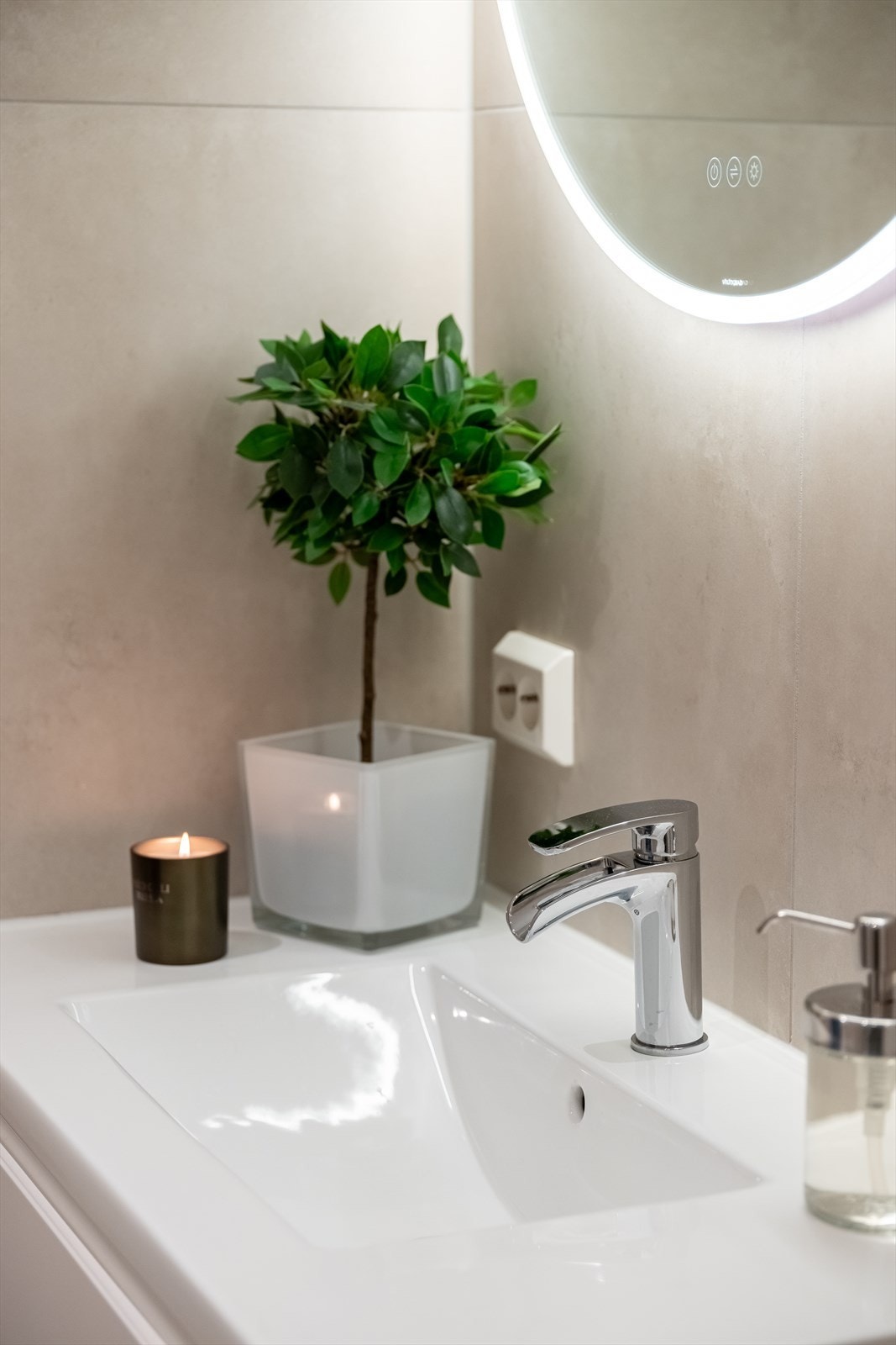 Over servanten finner du et speil med integrert belysning, som gir perfekt lys. Galleribilde