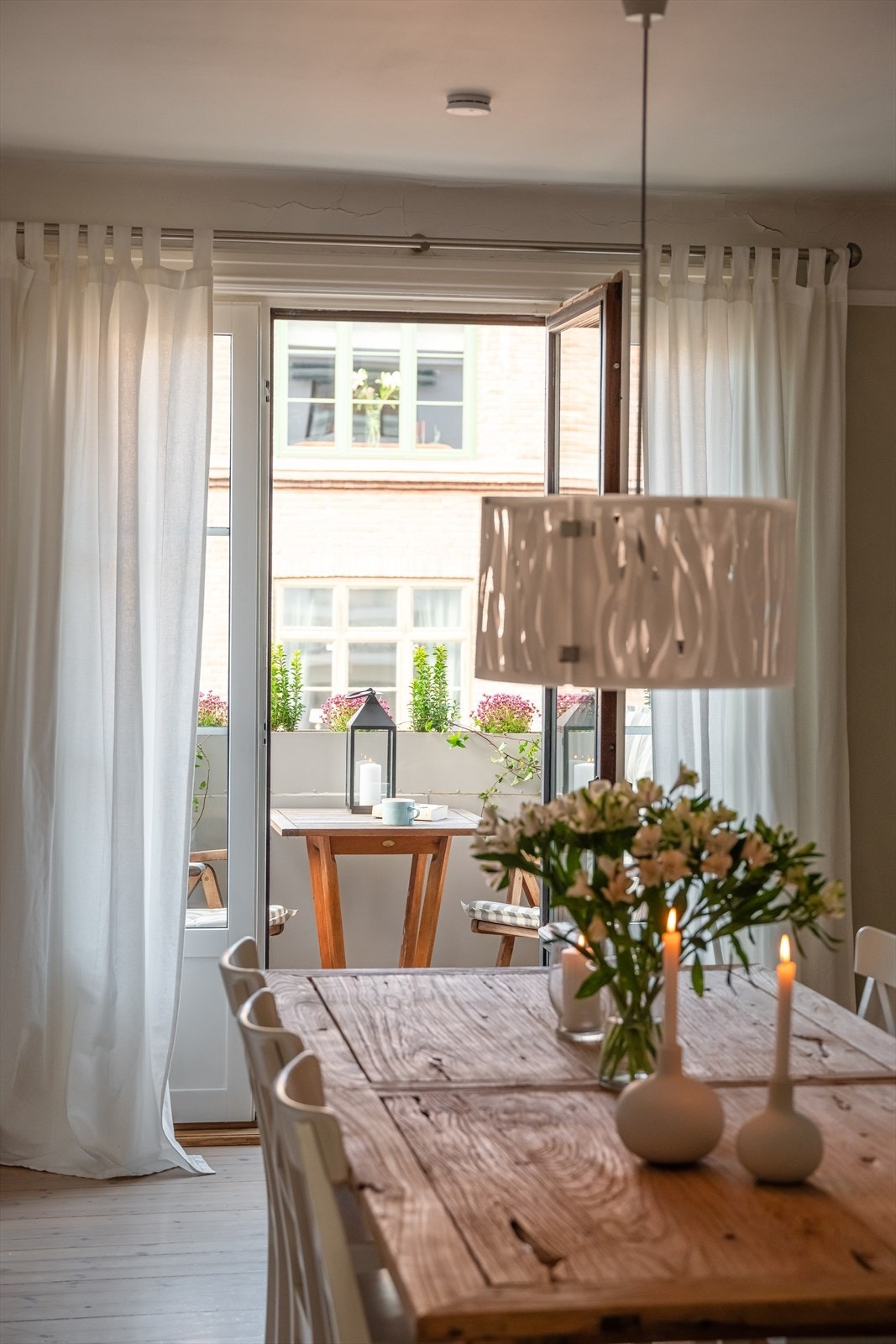 Her er det store vindusflater som gir mye naturlig lys inn til leiligheten, samt flott utsyn. Galleribilde