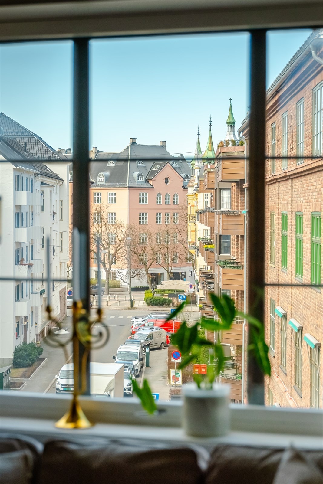 Utsyn fra stuen mot gaten. Suveren beliggenhet på Frogner med et flott utvalg av nisjeforretninger & restauranter i umiddelbar nærhet, populære WB Samson rett over gaten. Galleribilde