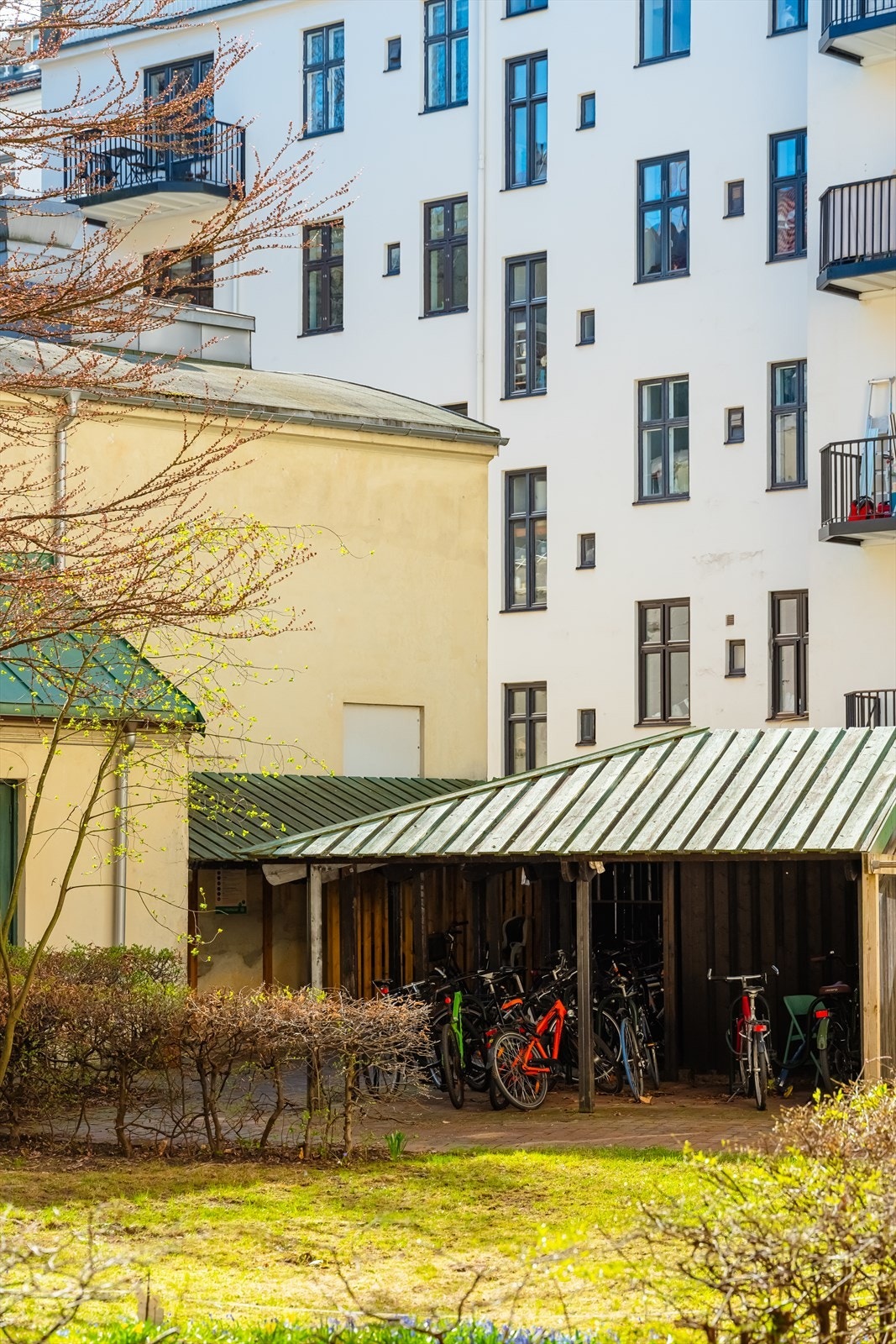 Utvendig felles sykkelparkering under tak. Galleribilde