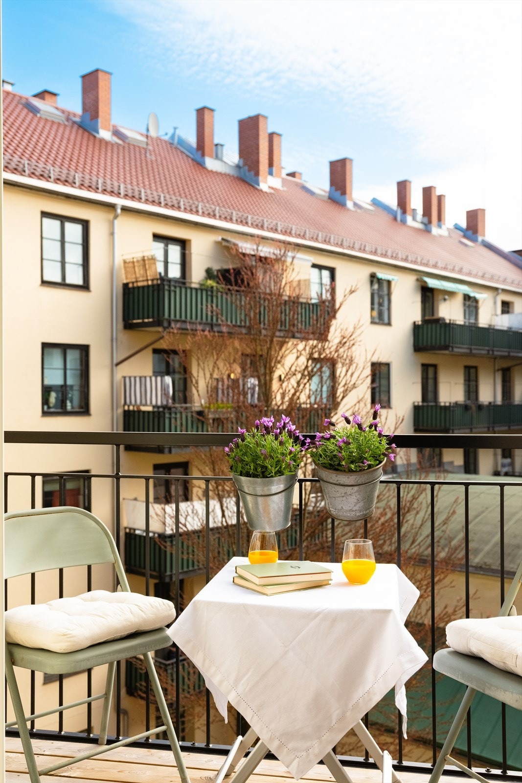 Balkongen vender mot hyggelig bakgård. Galleribilde