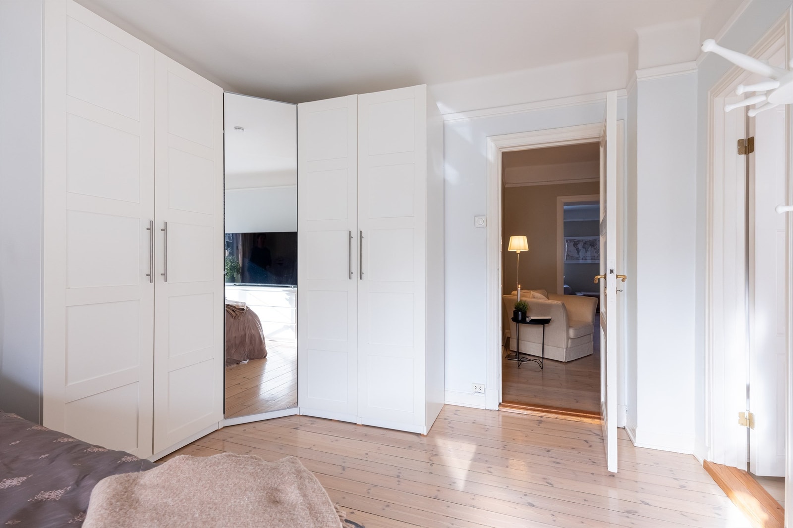 Det er montert rikelig med garderobeskap på hovedsoverommet. Galleribilde