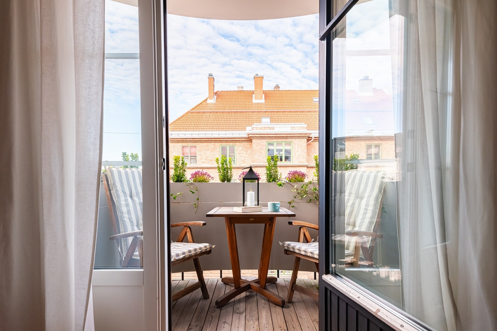 Fra spisestuen har du direkte utgang til en innbydende balkong. Galleribilde