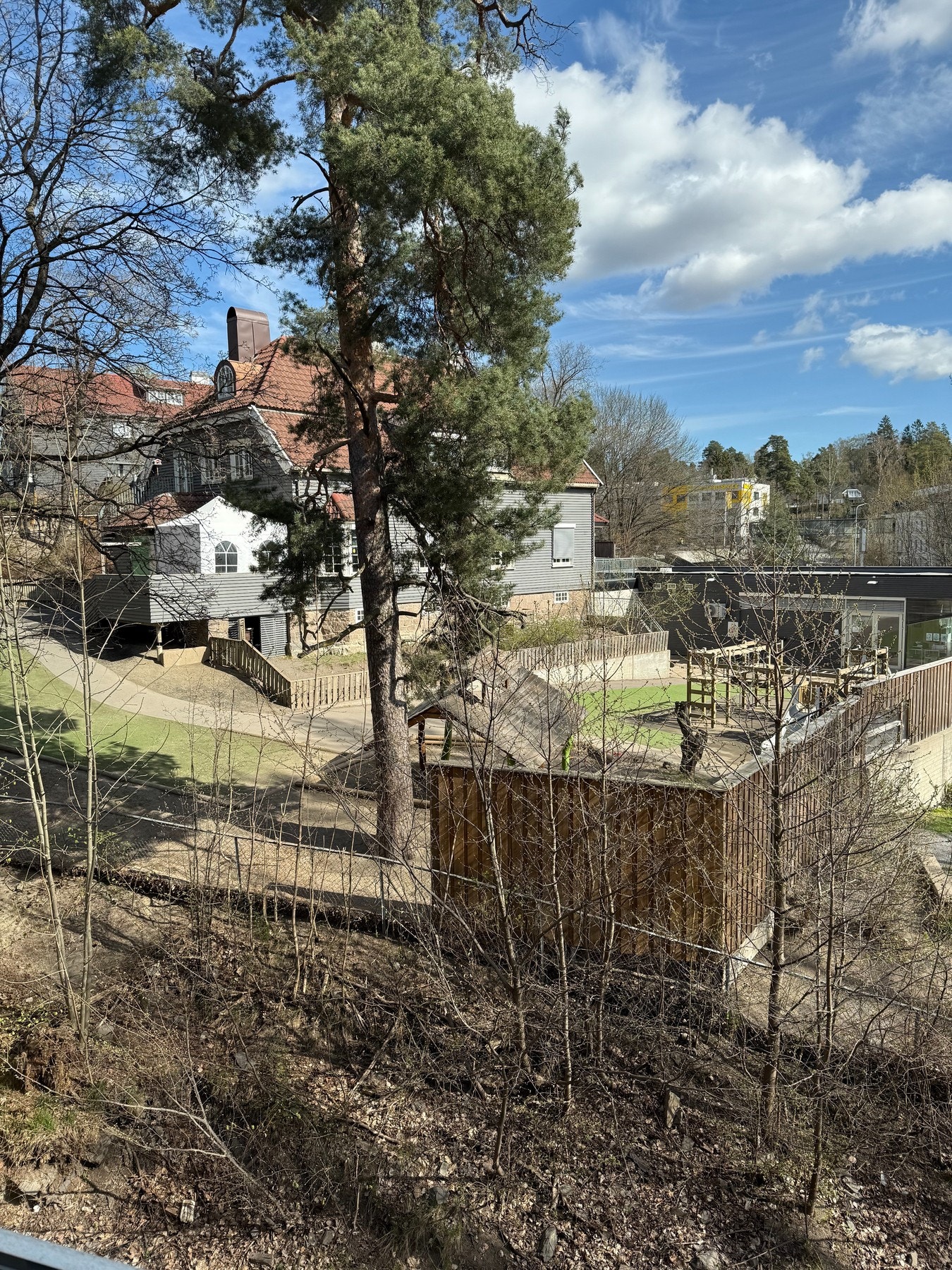 Fra trappesjakt i fjerde etasje rett utenfor leilighetsdøren er det mulig å se uteområdet til barnehagen. Galleribilde