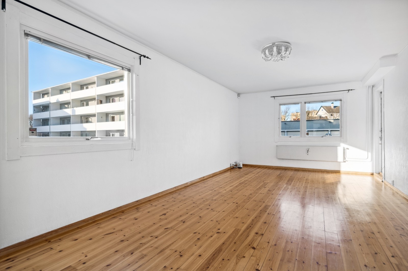 Stue med store vindusflater og utgang til balkong Galleribilde