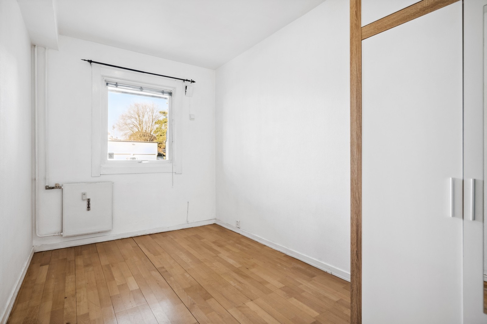 Soverom 1 med garderobeskap Galleribilde