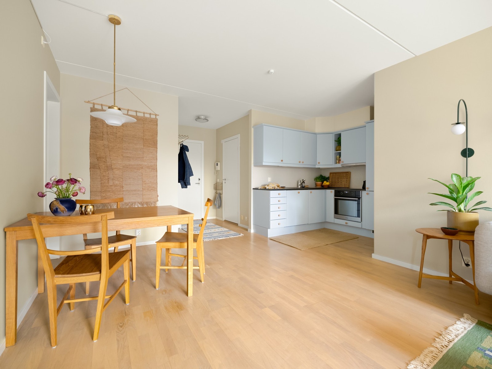 Kjøkkenet er tilbaketrukket fra stuen, samtidig som du fint kan sosialisere med resten av familien. Galleribilde