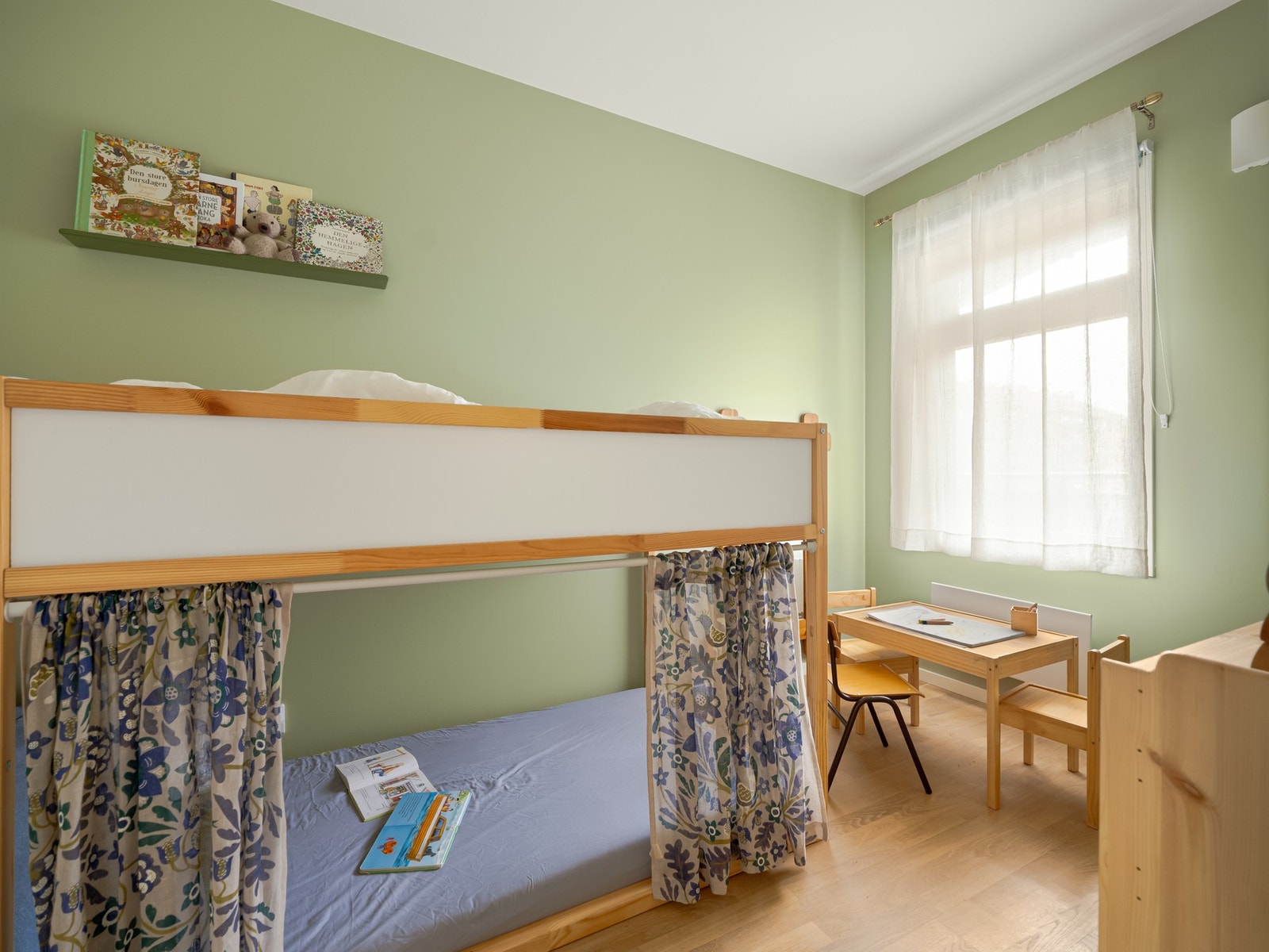 Leilighetens andre soverom er som du gjettet, dagens barnerom. Galleribilde