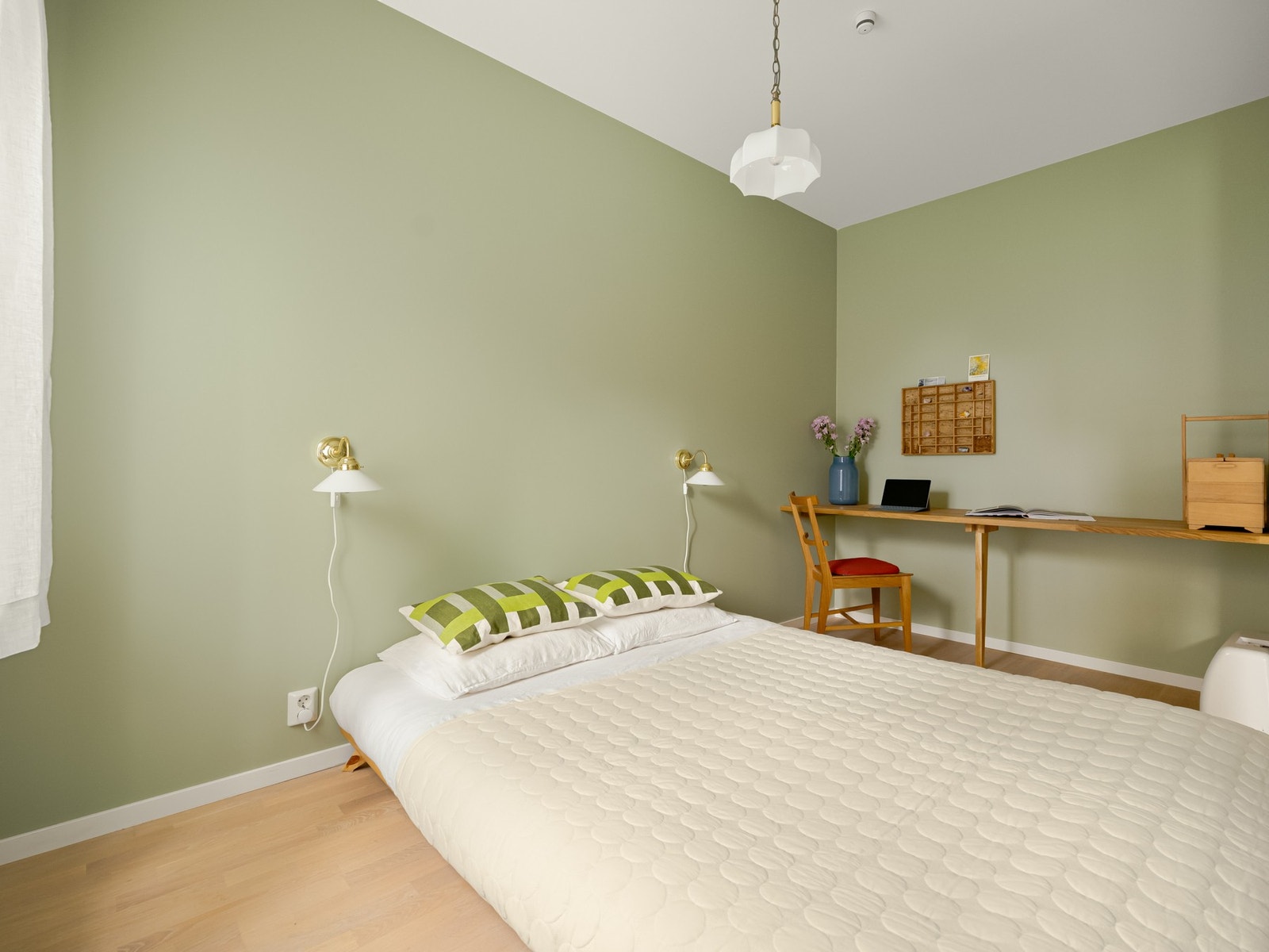 Rommet er innredet med dobbeltseng med bredde 1,60. Galleribilde