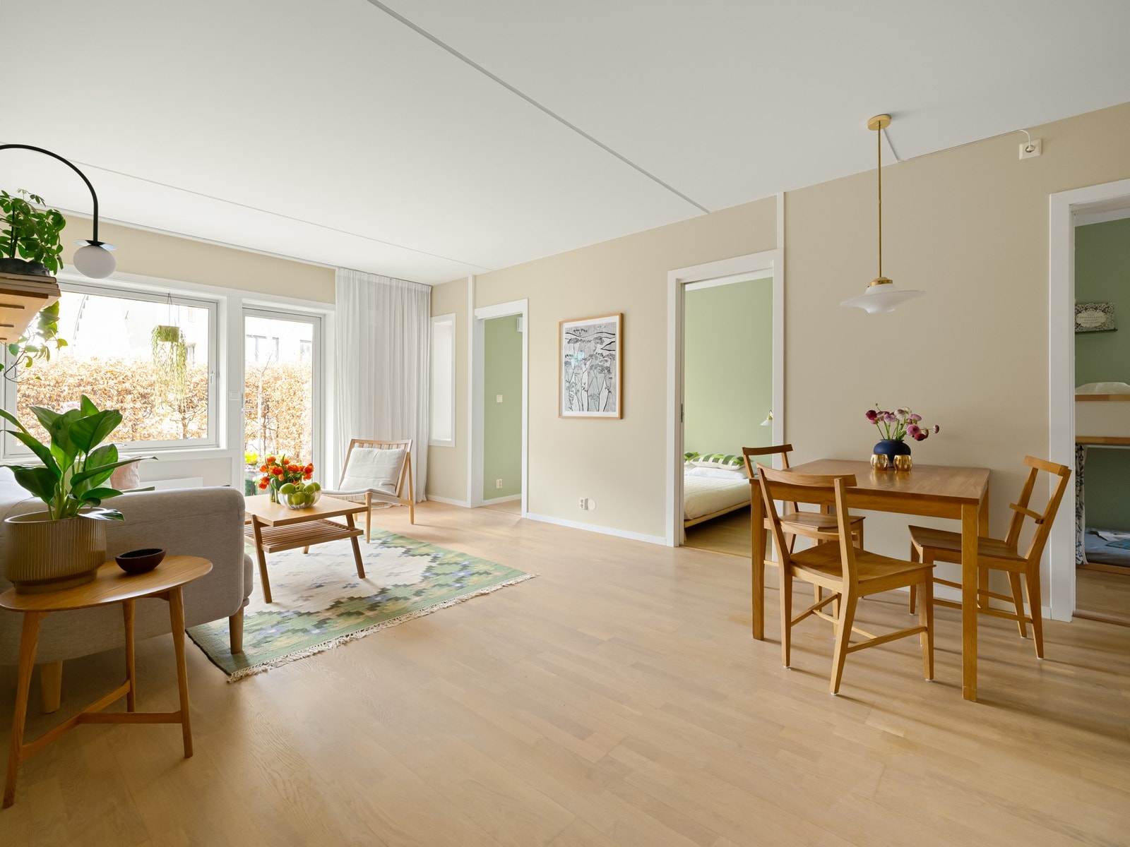 Tak og lister har også blitt malt i nyere tid, og det er nye panelovner. Galleribilde