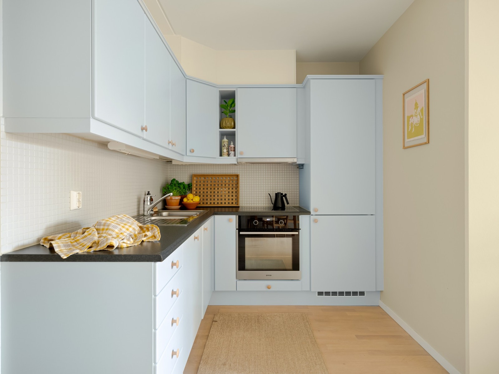 Kjøkkenet har fått en god dose kjærlighet i 2025, hvor frontene har blitt spraylakkert av Sprøytelakkering AS og fått nye håndtak. Galleribilde