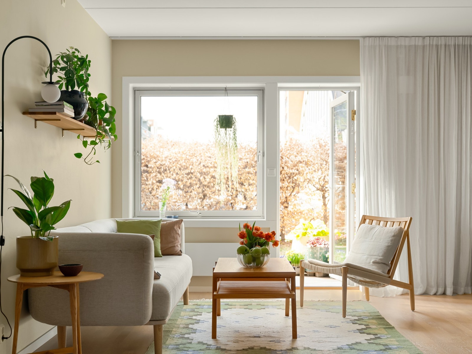 Utsynet fra sofaen er virkelig hyggelig, og det flyter mellom ute- og innetilværelsen. Galleribilde