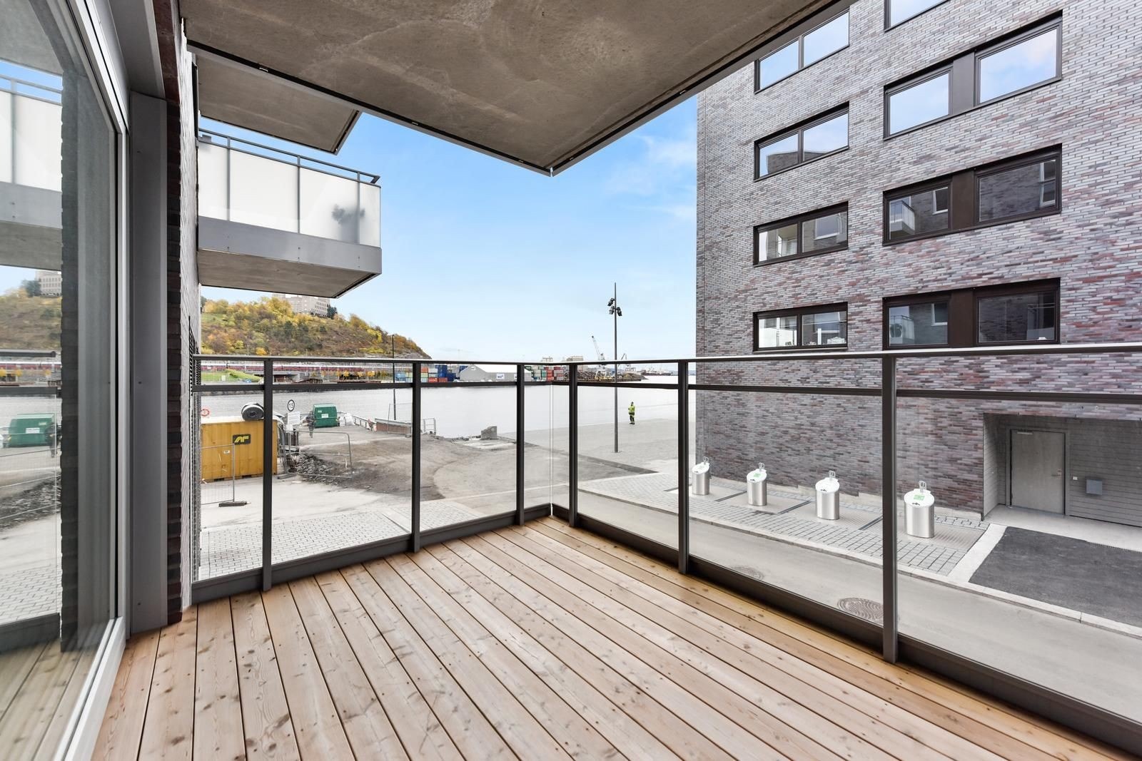Balkong med sjøutsikt. Galleribilde