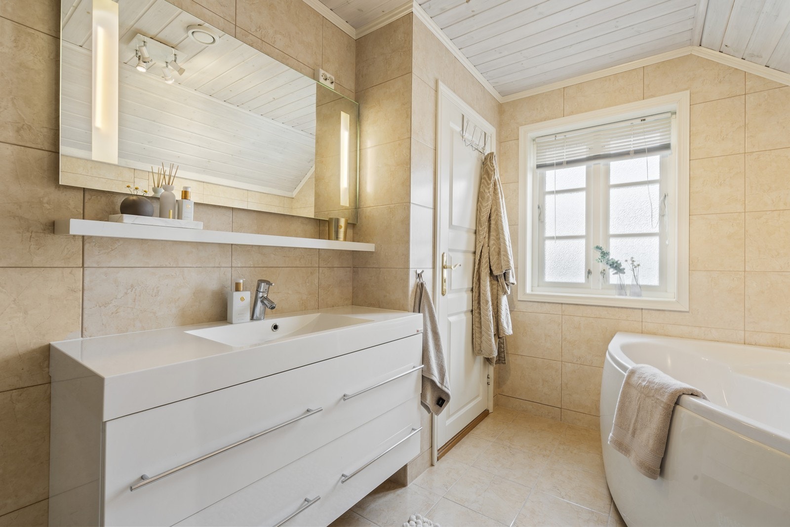 Stor baderomsmøbel med god oppbevaring. Badet har bod/ Walk- in closet. Galleribilde