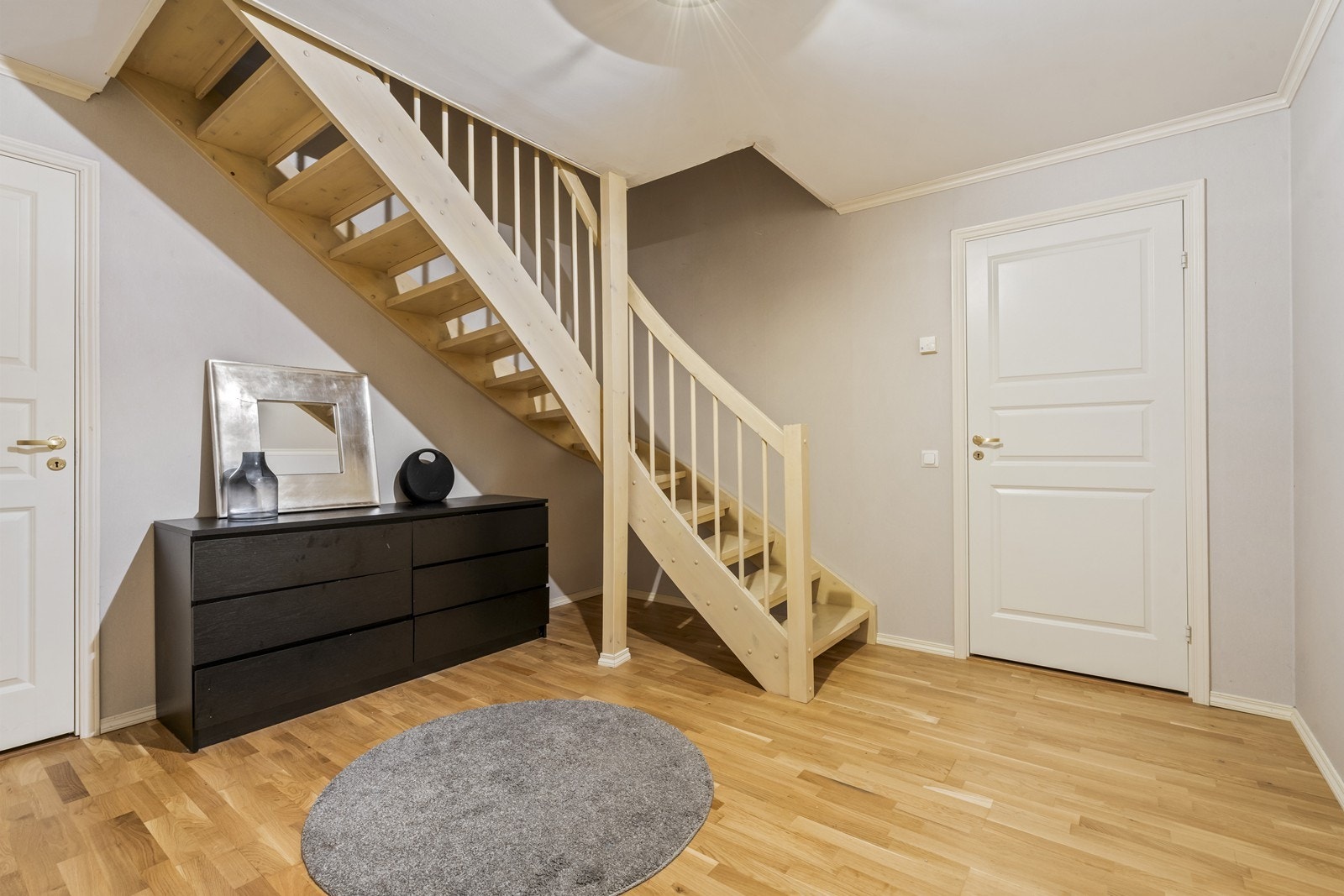 Stor hall m/trapp i kjelleretasjen. Bod i dør til venstre og teknisk rom i dør mot høyre. Galleribilde