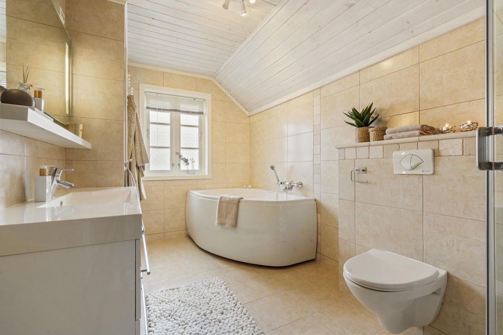 Pent helfliset bad i loftsetasjen. Galleribilde