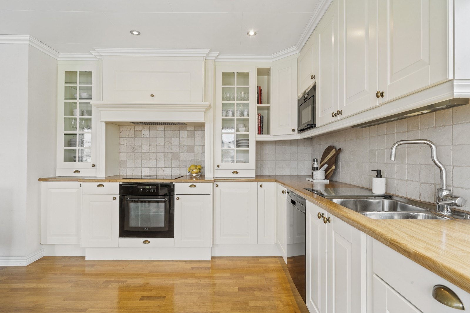 Pene "Backsplash" fliser på vegg i kjøkkensonen. Galleribilde