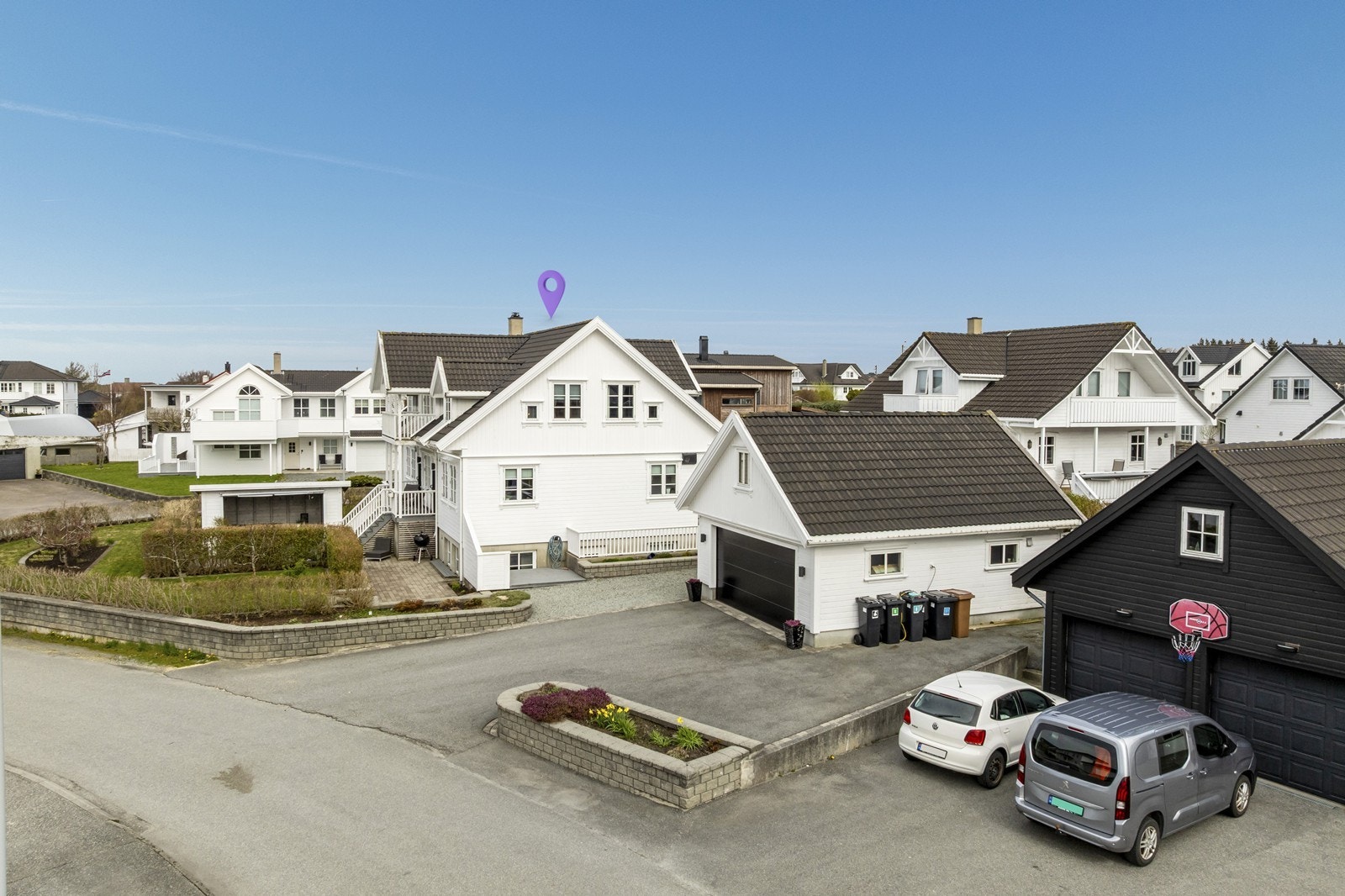 Meget flott opparbeidet eiendom med frittstående garasje m/uinnredet loft. Asfaltert og gruset gardstun. Galleribilde