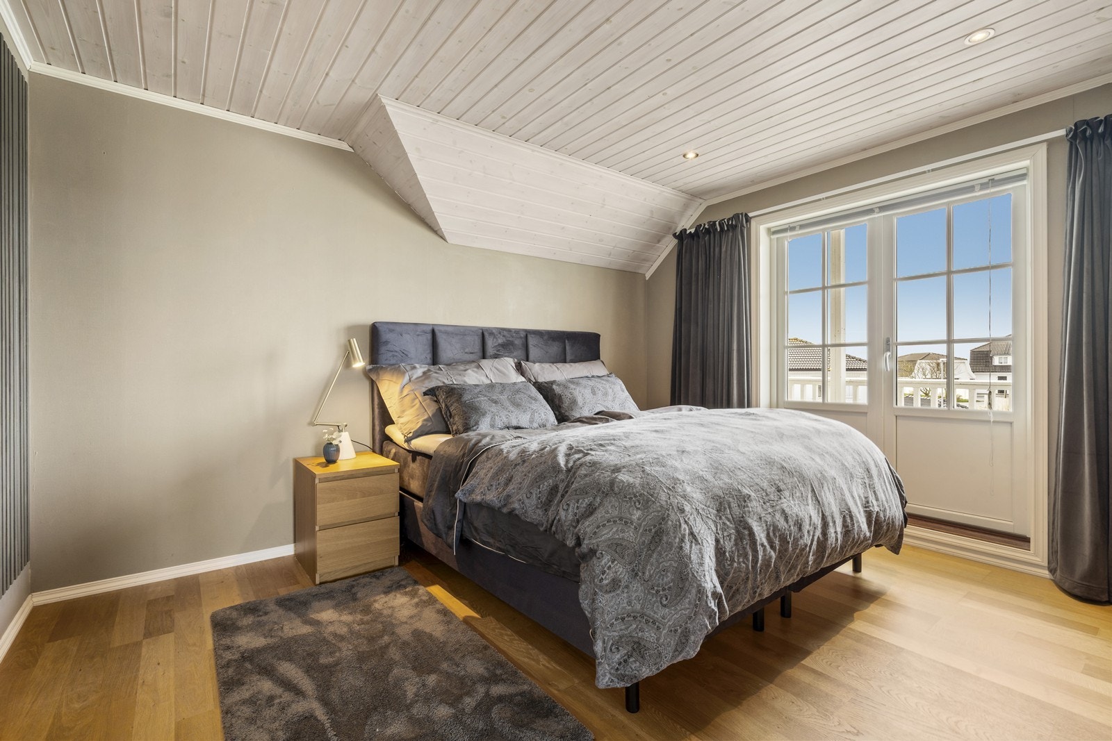 Hovedsoverommet er av god størrelse og har luftebalkong. Loftsetasjen har totalt 5 soverom. Galleribilde