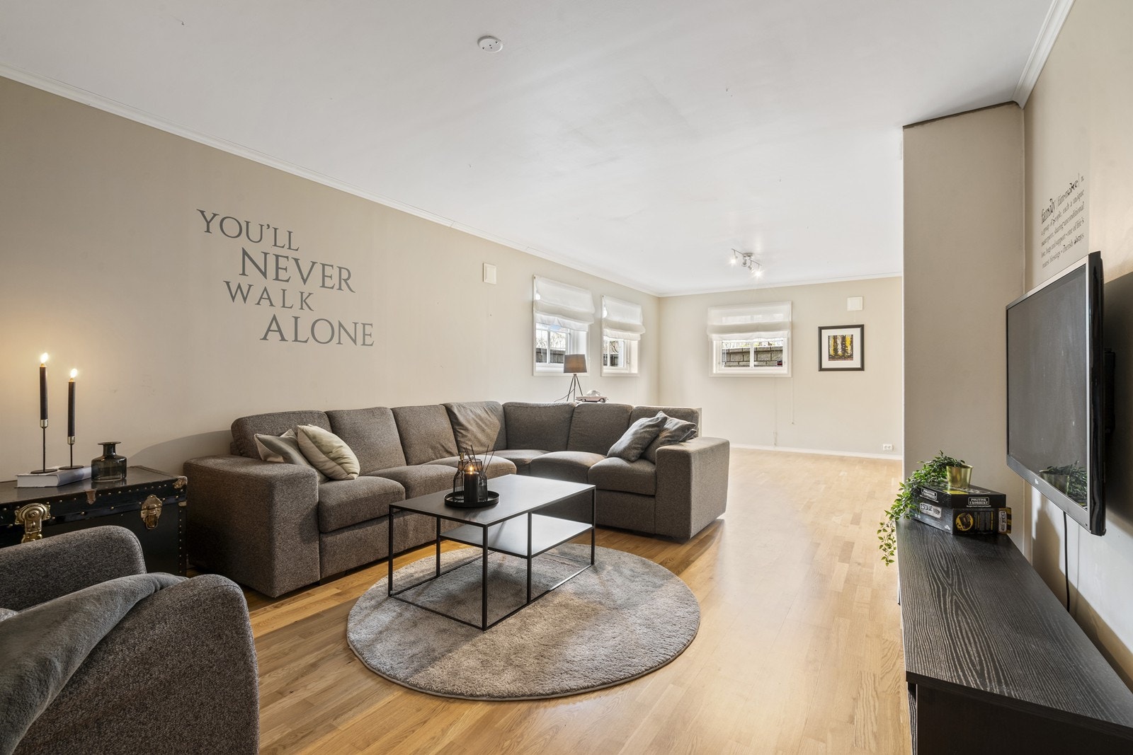 Kjelleren oppleves som lys og luftig. Galleribilde