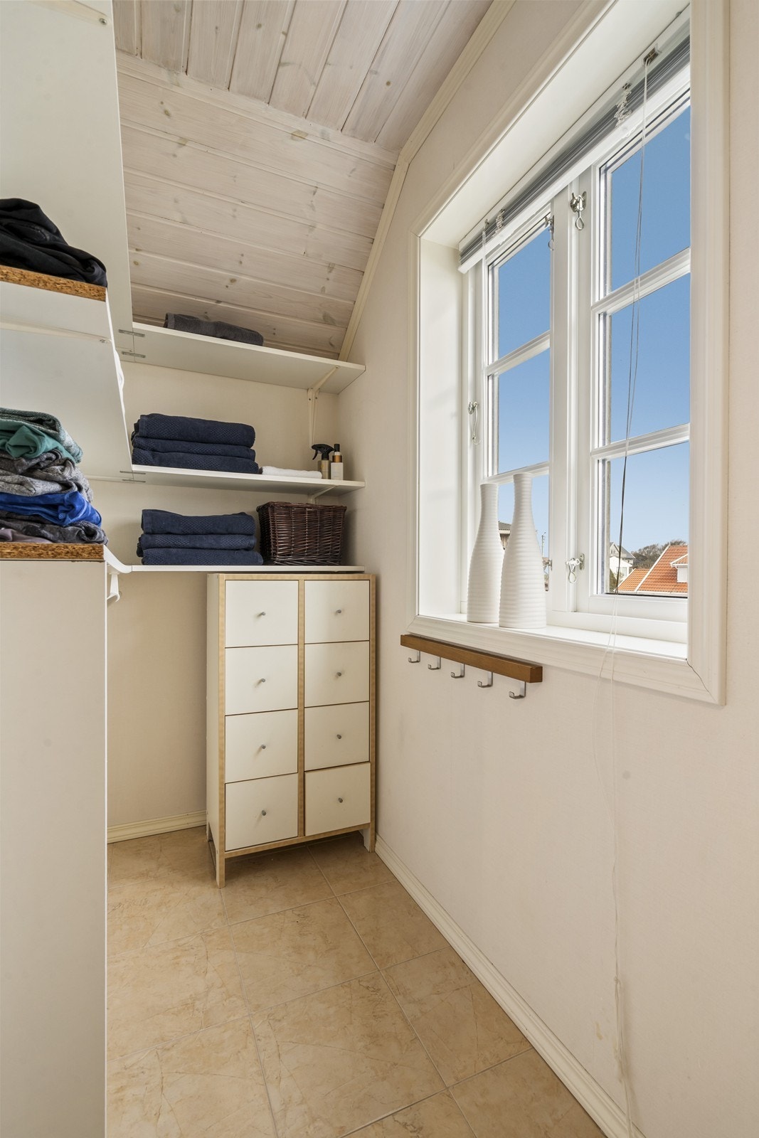 Bod/ Walk - in closet i forbindelse med bad. Galleribilde