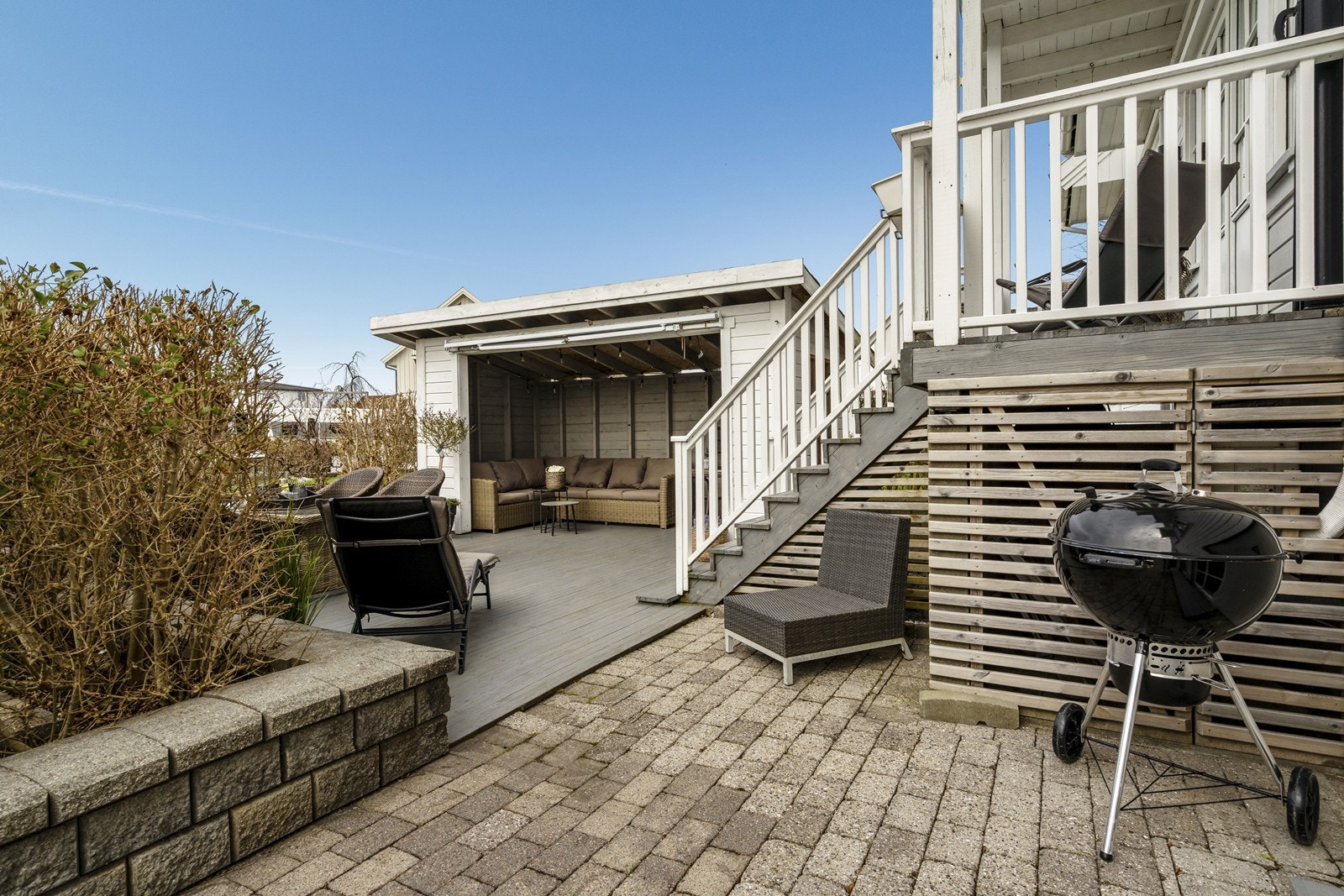 Flott opparbeidet uteområde med terrasse, pergola, plattinger, diverse beplanting og hage. Galleribilde