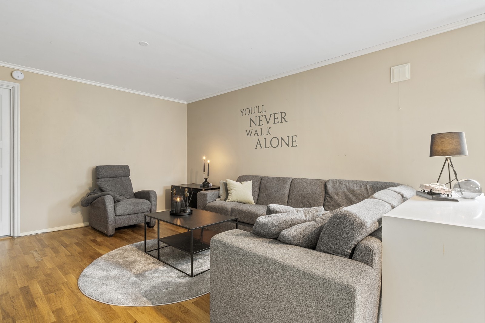 God plass til stor sofa. Galleribilde