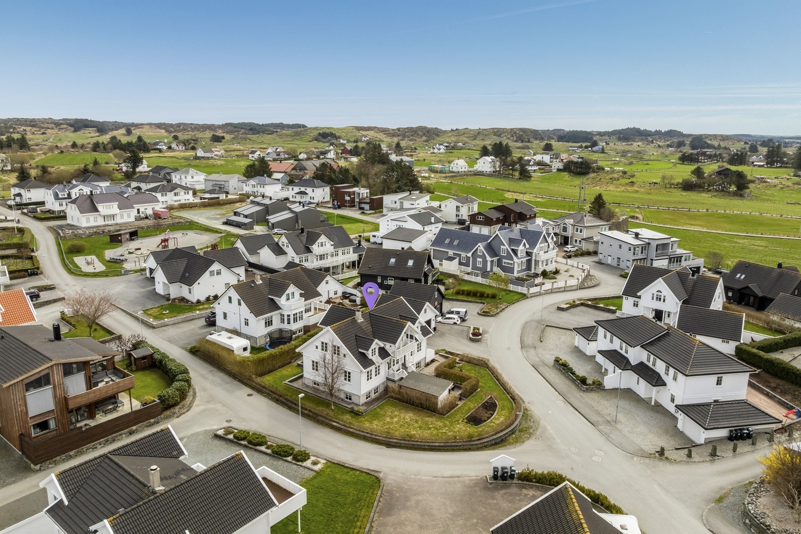 Boligen har beliggenhet på et populært etablert boligområde på Walland. Galleribilde