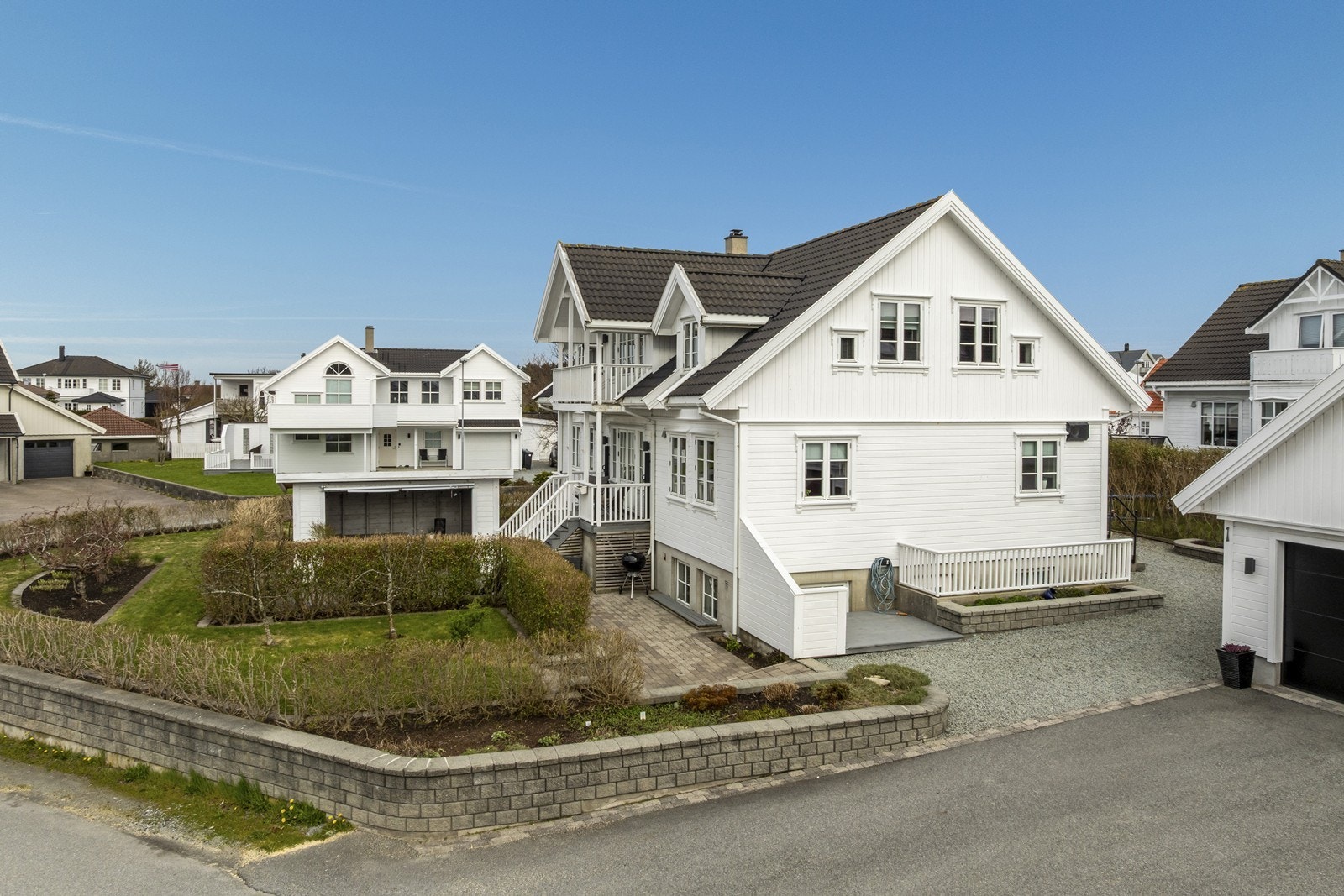 Kjekk hage med gressplen og beplanting. Galleribilde