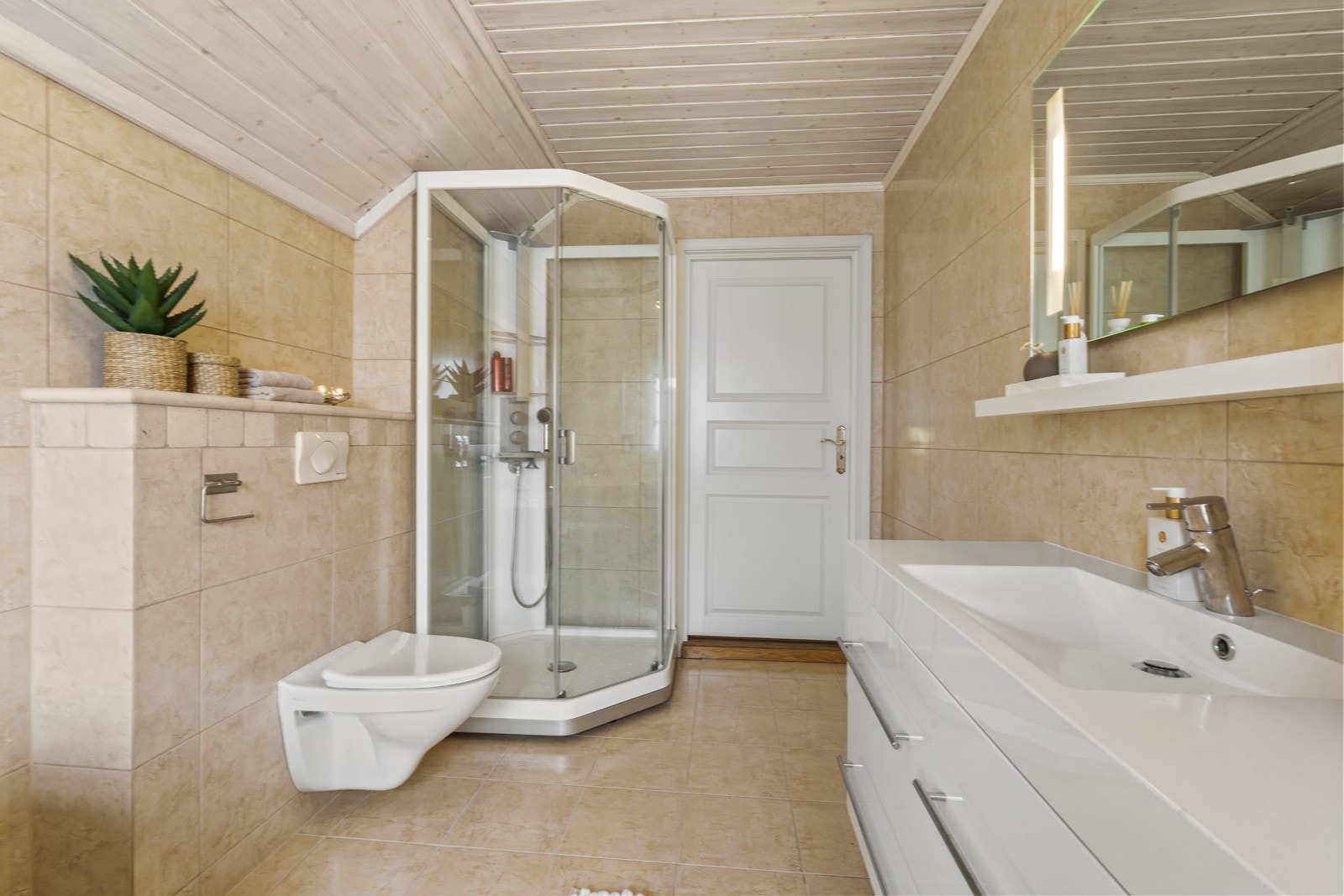 Her har man alt man trenger på et bad, både dusjkabinett og badekar. Galleribilde