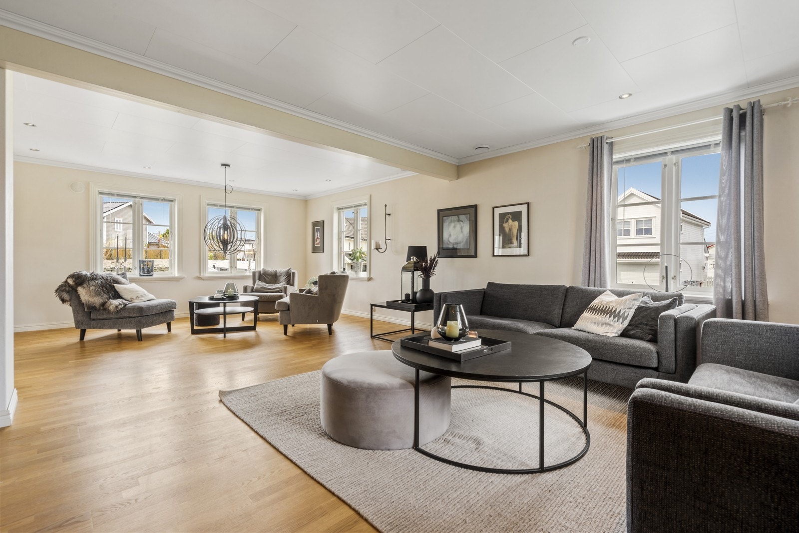 Den romslige stuen gir fleksible møbleringsalternativer etter eget ønske. Galleribilde