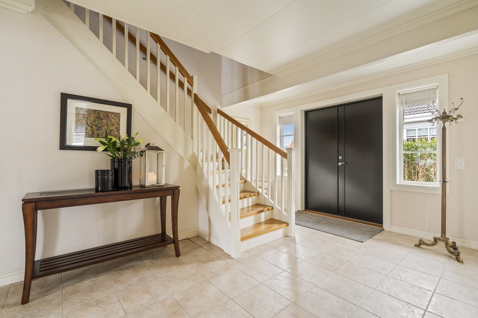 Stor og innbydende hovedentrè. Fliser på gulv. Galleribilde