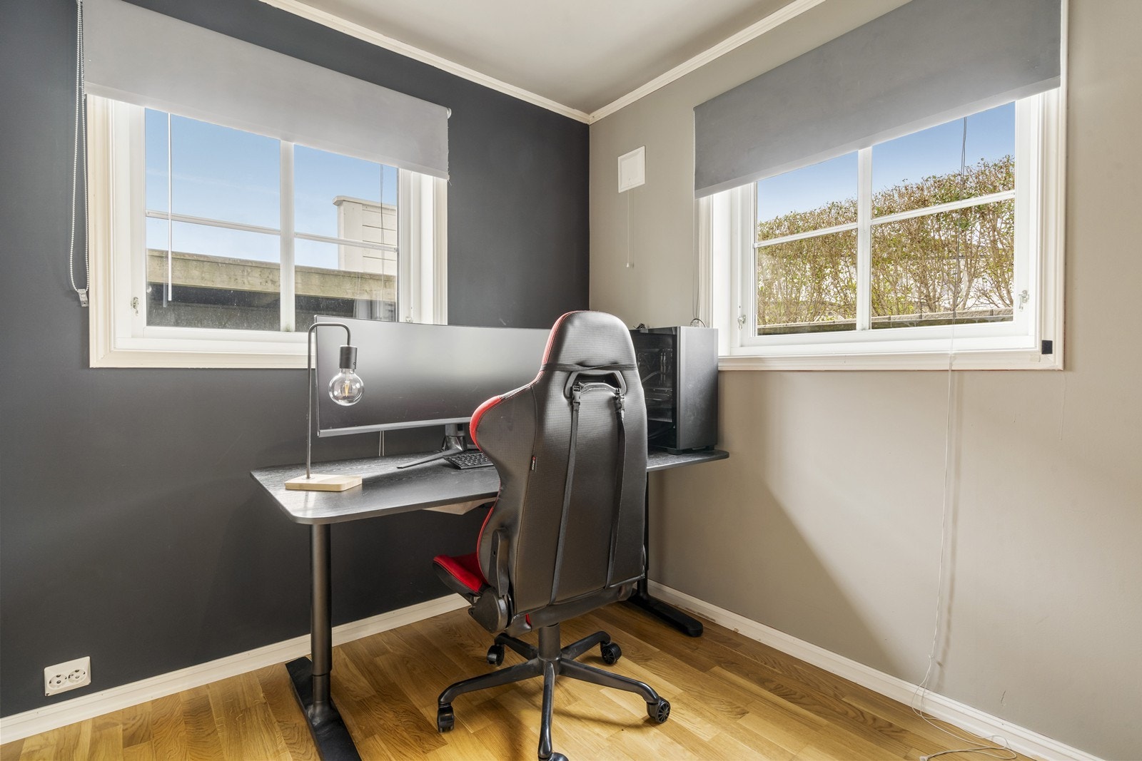 God plass til kontor/gaming oppsett på soverommet i tillegg til seng. Galleribilde