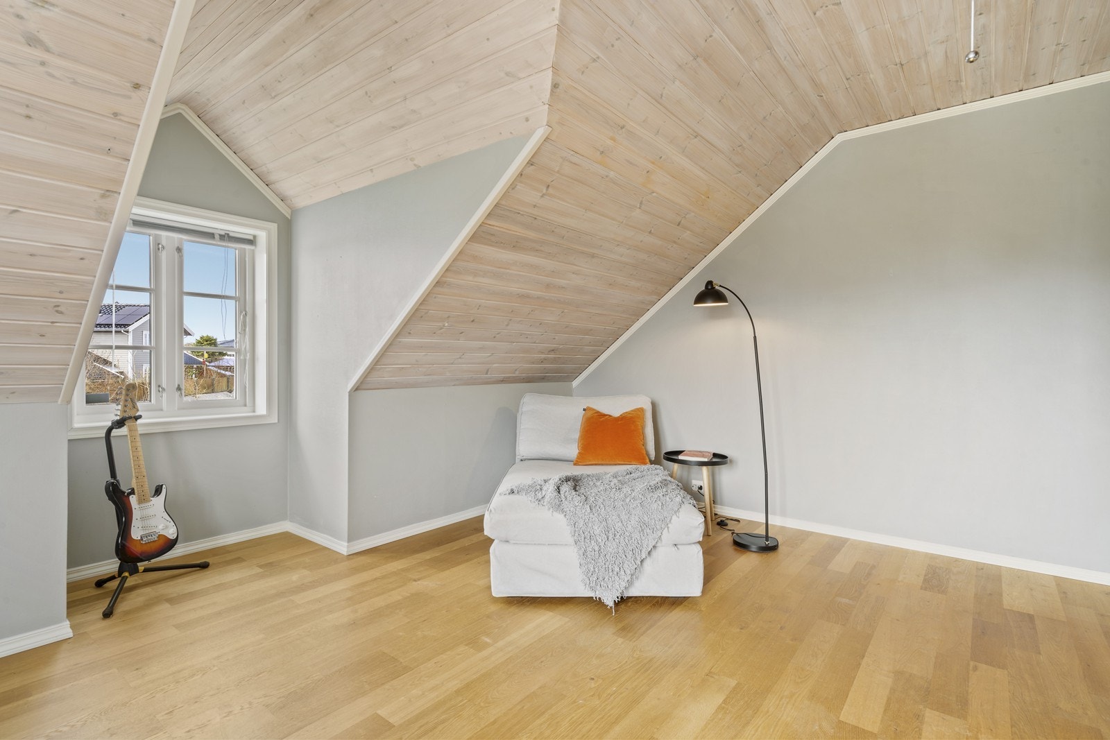 Soverommene oppleves som romslige og luftige. Rikelig med naturlig lys fra vinduene. Galleribilde