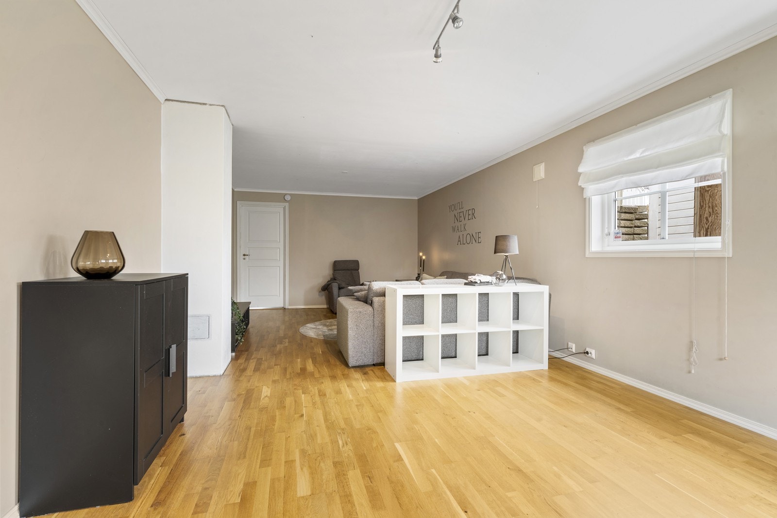 Meget romslig og kjekk kjellerstue. Denne etasjen er perfekt for ungdommen i hus! Galleribilde