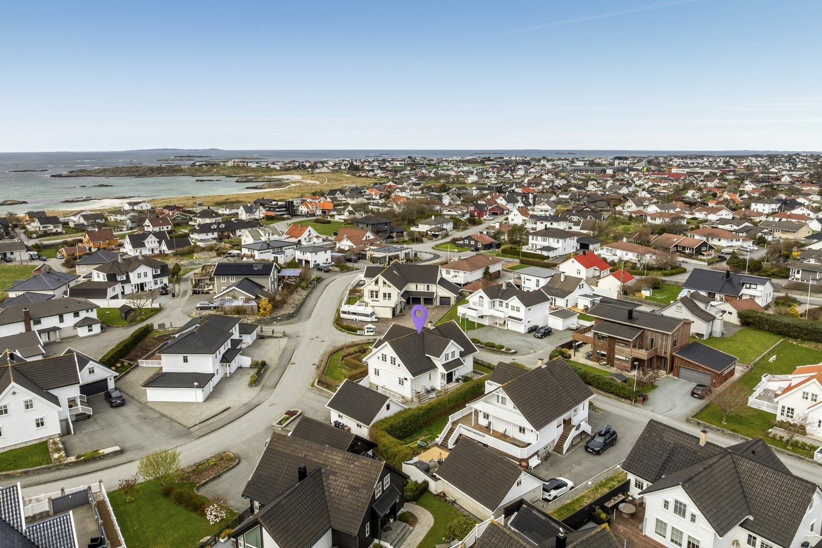 Kort avstand til Åkrasand, skoler, barnehager og sentrums fasiliteter. Galleribilde