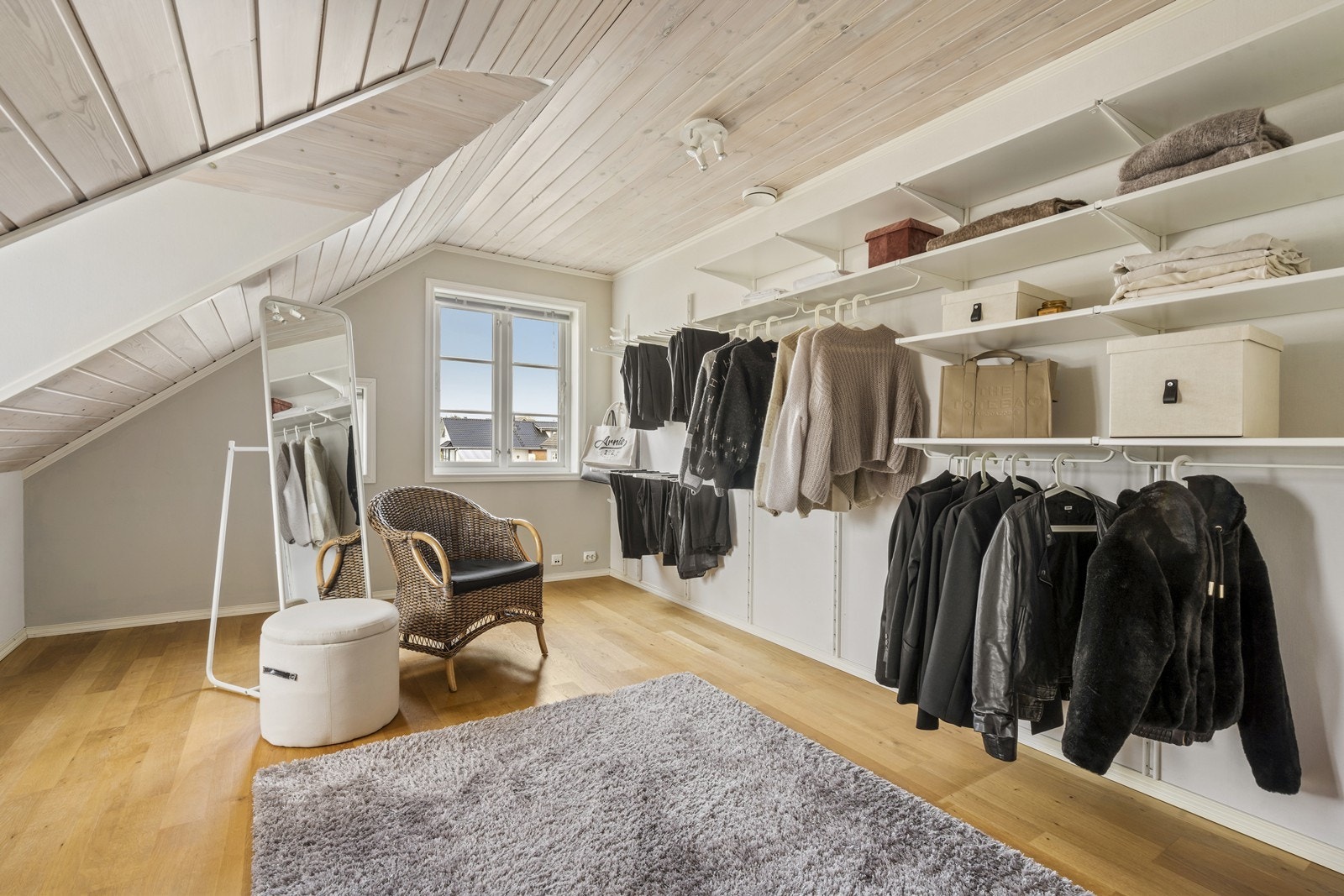 Dagens eiere har brukt det ene soverommet (soverom 2) som Walk - in closet i forbindelse med hovedsoverommet. Galleribilde