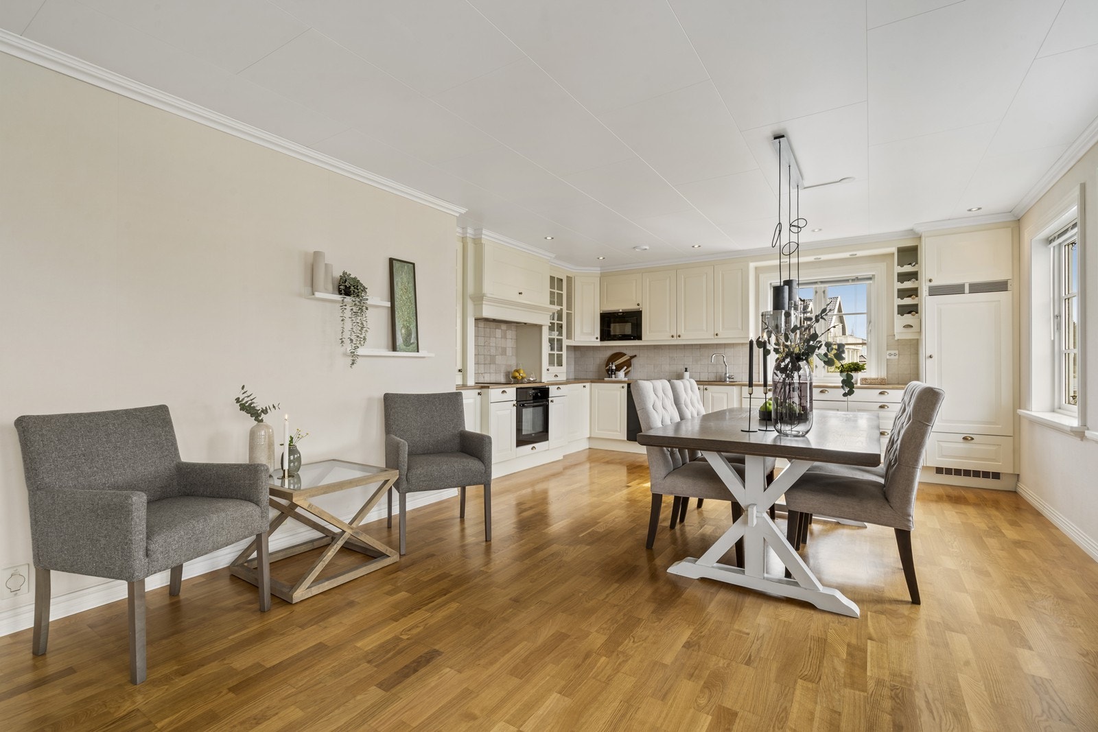 Boligen har et meget romslig kjøkken/allrom med god plass til storfamilien. Galleribilde